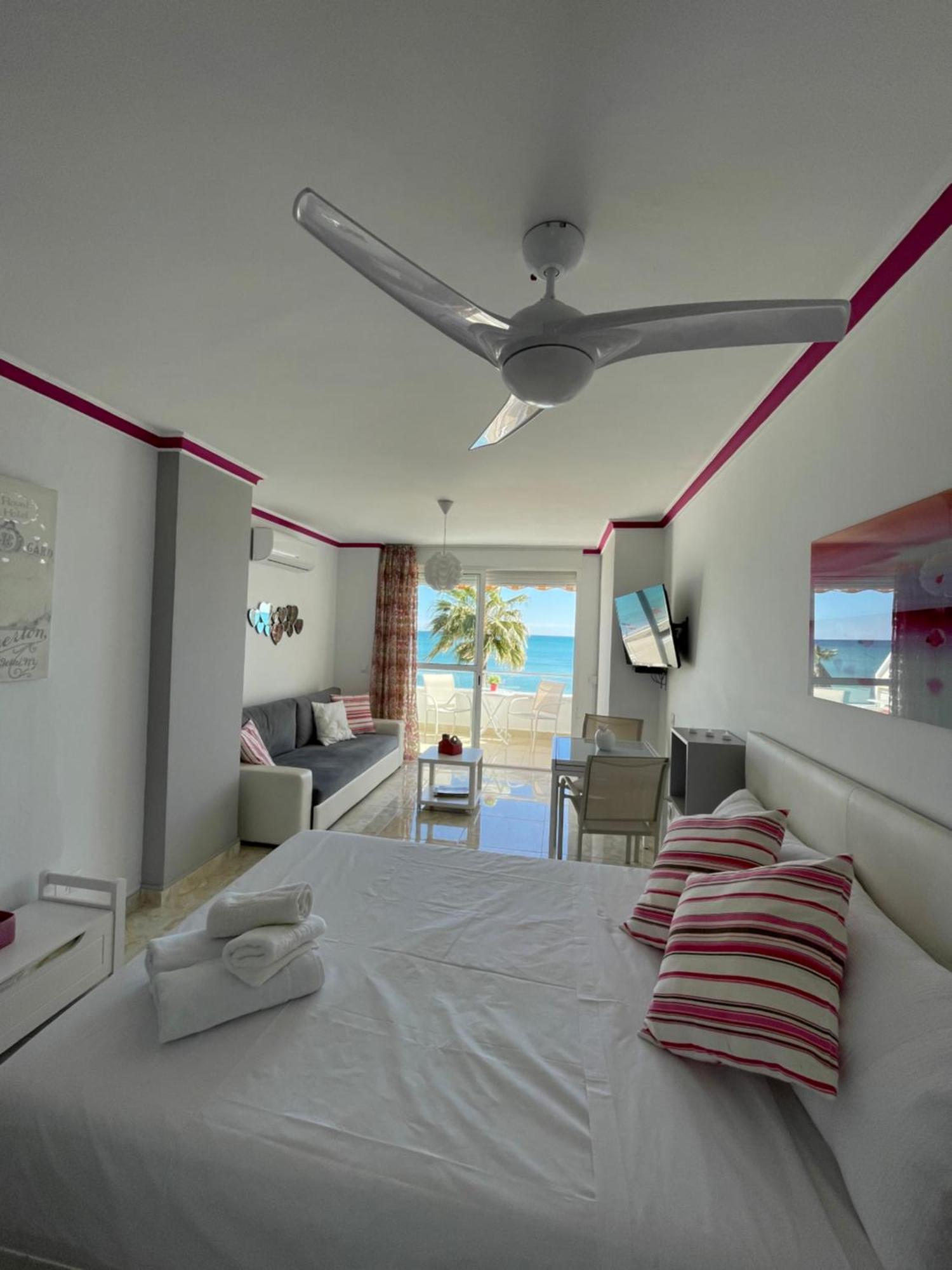 Roca Chica. Studio - First Line Beach Torremolinos Exterior photo