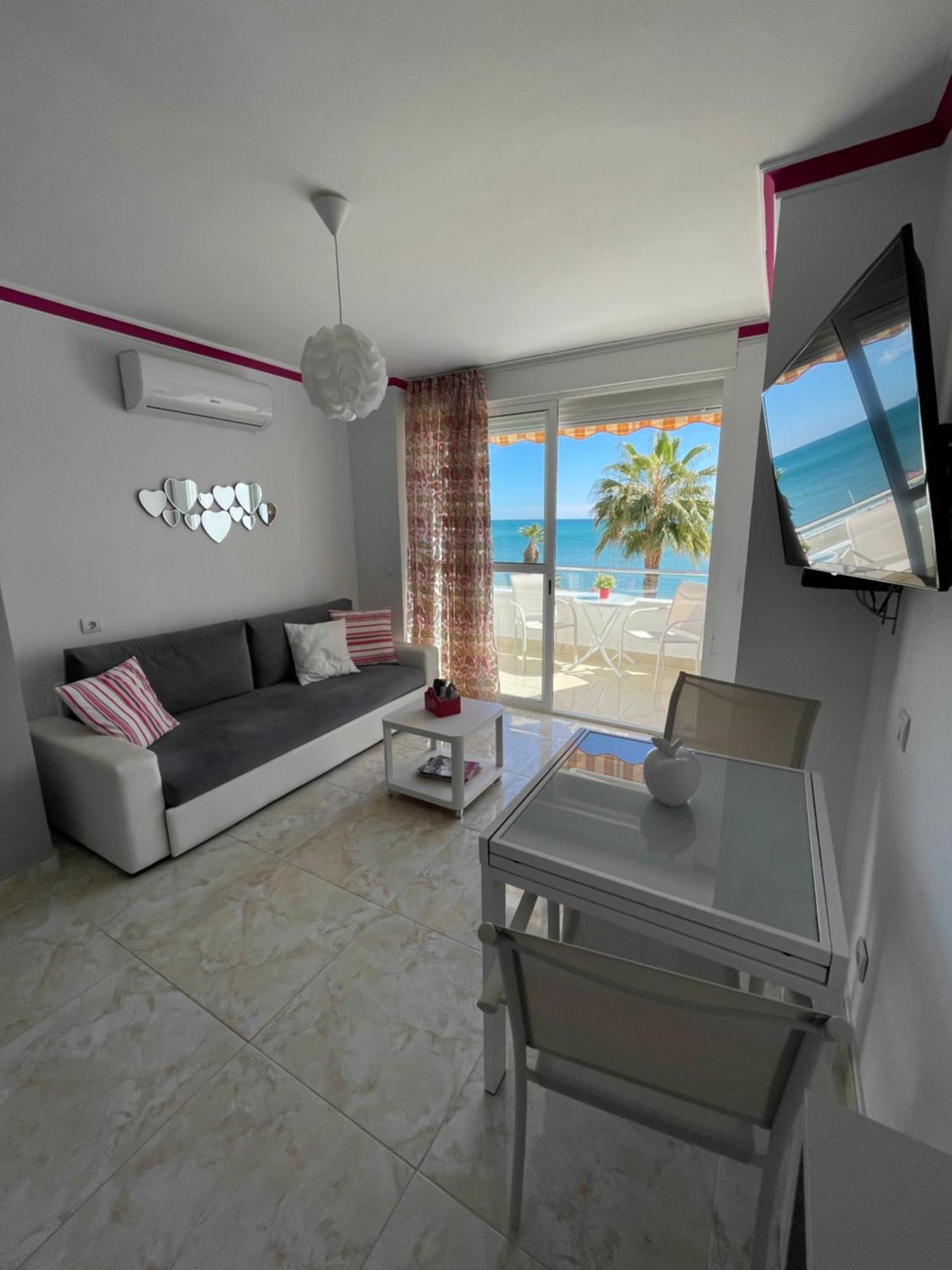 Roca Chica. Studio - First Line Beach Torremolinos Exterior photo