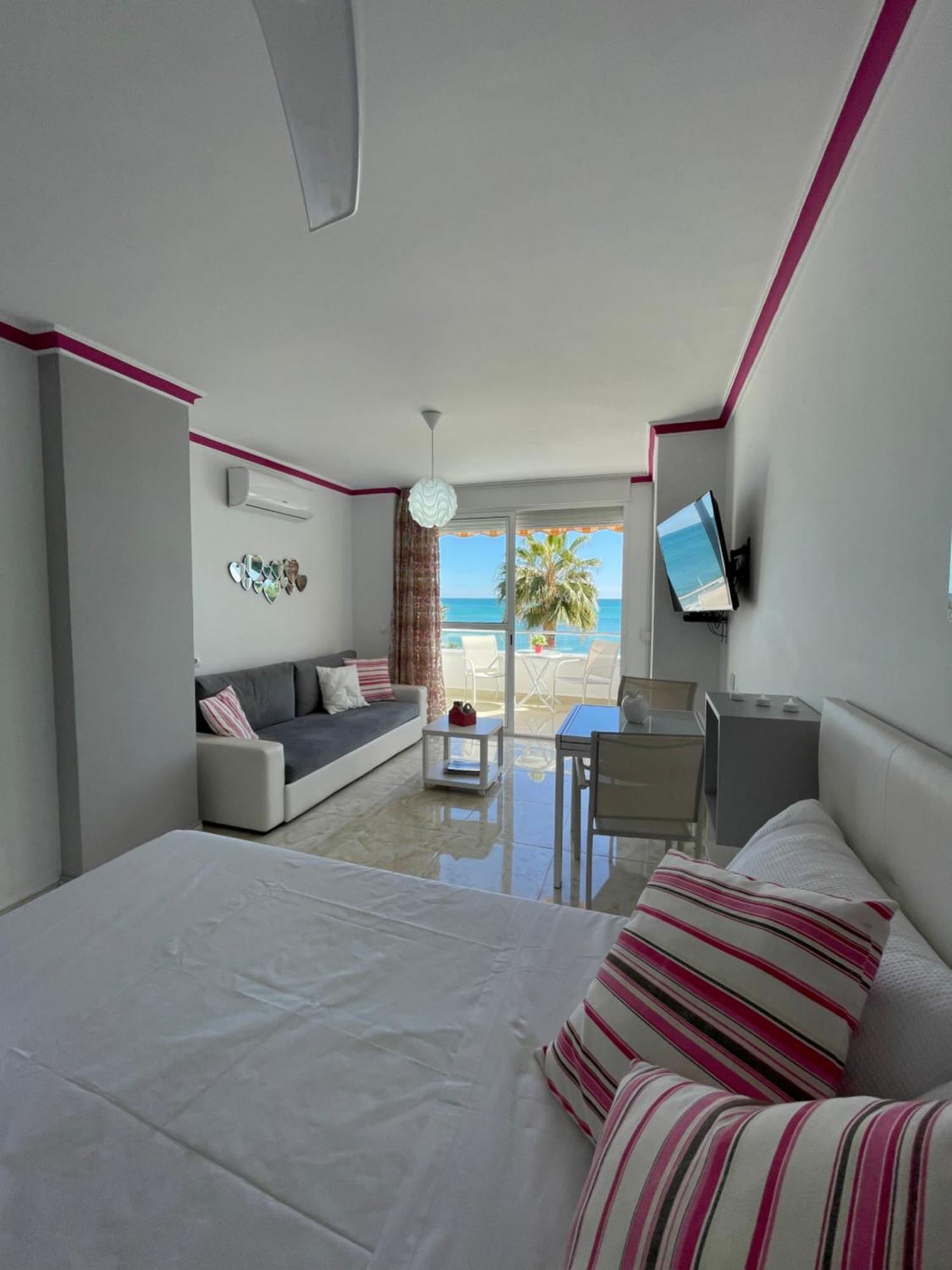 Roca Chica. Studio - First Line Beach Torremolinos Exterior photo