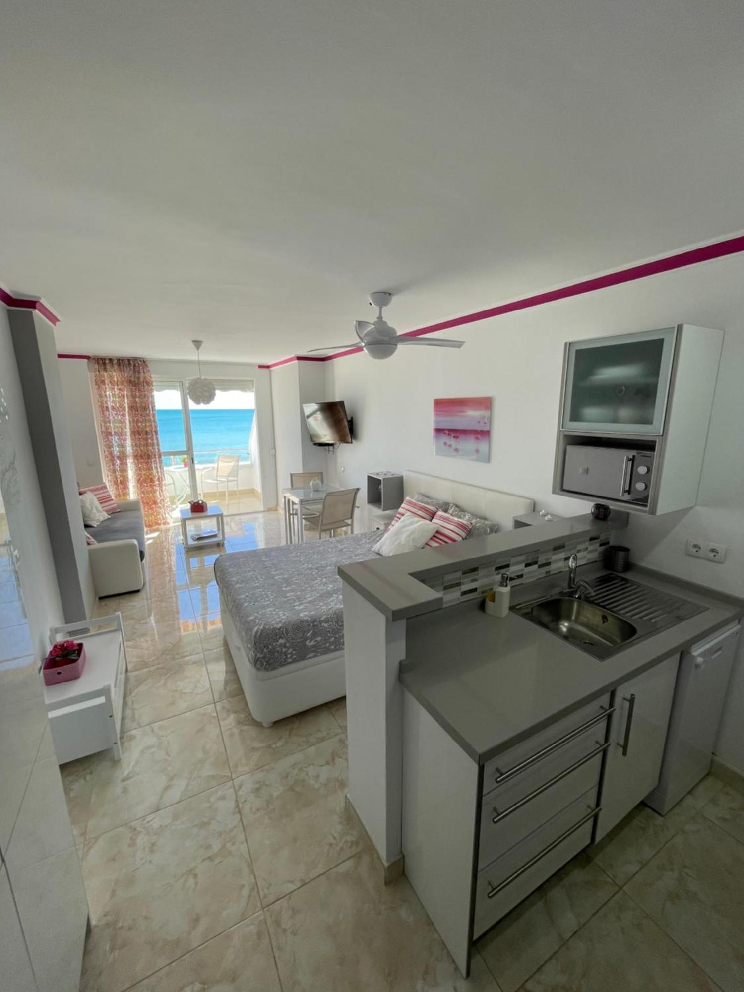 Roca Chica. Studio - First Line Beach Torremolinos Exterior photo