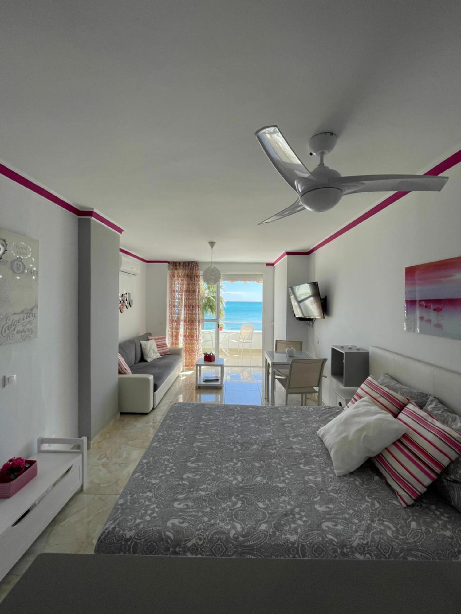 Roca Chica. Studio - First Line Beach Torremolinos Exterior photo