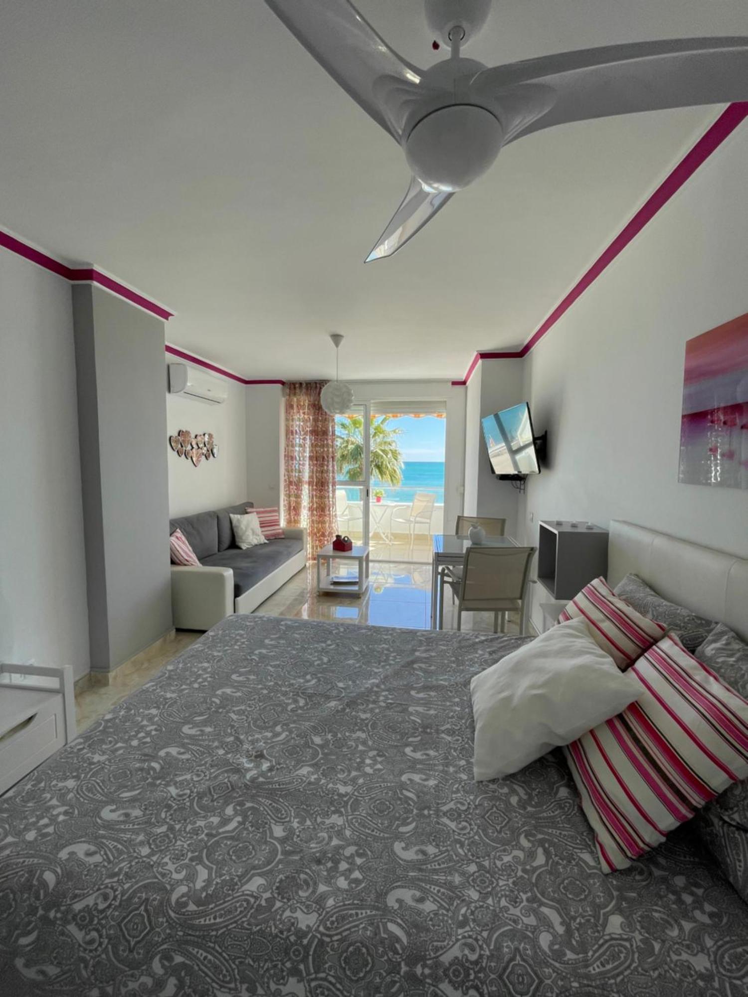 Roca Chica. Studio - First Line Beach Torremolinos Exterior photo
